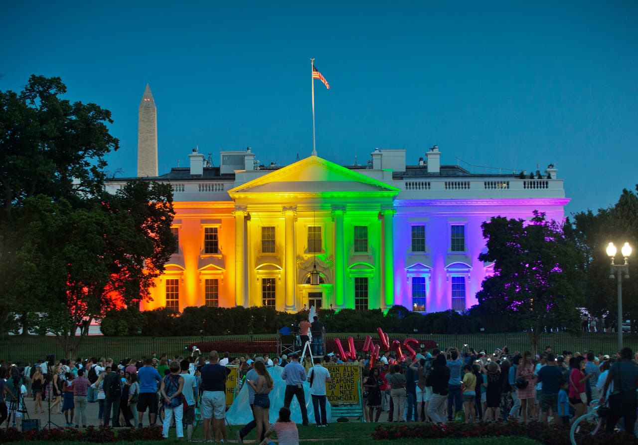 Aunque la conmemoración principal por el 50 anivesario de Stonewall fue en Nueva York, donde ocurrieron estos disturbios y a donde acude gente de todas partes, esta fecha se celebra en todo el país. En esta imagen de junio de 2015, bajo la presidencia de Barack Obama, cientos de personas se congregaron en el parque Lafayette para ver la Casa Blanca iluminada con los colores del arcoiris.