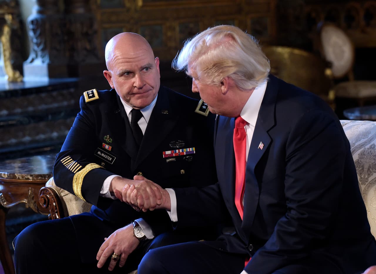 <b>Dia 32/Febrero 20: <a href="http://www.univision.com/noticias/politica/trump-nombra-al-general-hr-mcmaster-como-el-asesor-de-seguridad-que-sustituira-a-flynn">Donald Trump nomina al nuevo Consejero de Seguridad Nacional que sustituirá a Michael Flynn</a></b>: el teniente general Herbert Raymond 'H.R.' McMaster. En su residencia de Mar-A-Lago, el presidente ofreció la información sentado en un sofá, en el que se presentó con el militar retirado a su derecha y a su izquiera Keith Kellogg, a quien nominó para el cargo de Jefe del despacho del Consejo Nacional de Seguridad de McMaster. Flynn 
<b><a href="http://www.univision.com/noticias/politica/michael-flynn-asesor-de-seguridad-de-trump-renuncia-tras-el-escandalo-por-sus-conversaciones-con-rusia">había renunciado</a></b> el pasado lunes 13 de febrero, en medio del escándalo provocado por sus conversaciones con el embajador ruso en Washington, Sergey Kislyak.
<br>