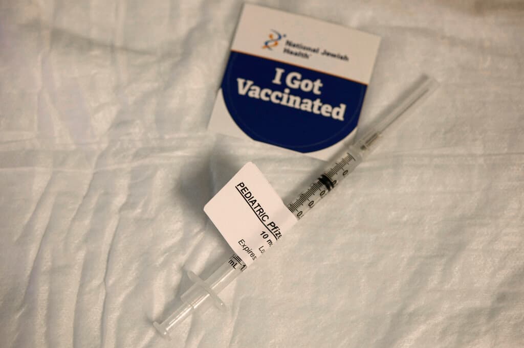 De acuerdo con el Departamento de Salud del condado, los DCD recomendaron las vacunas para los menores de 5 años y la FDA aprobó las versiones de Pfizer-BioNTech y Moderna.