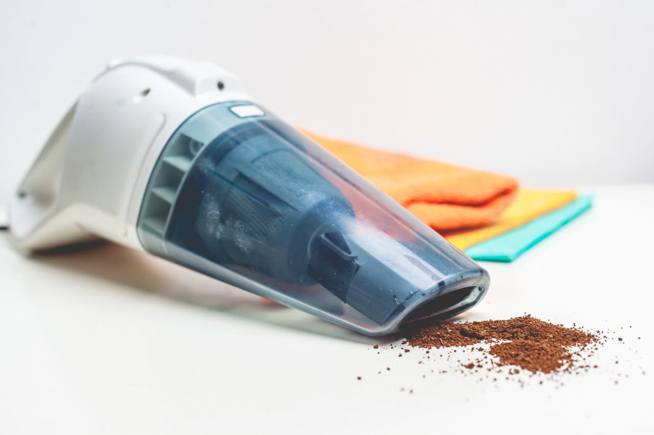 <b>La aspiradora de mano</b>
<br>
<br>
<a href="https://www.nasa.gov/offices/oct/40-years-of-nasa-spinoff/dustbuster"><u>La NASA se asoció con Black & Decker</u></a> para construir una herramienta a baterías para la recolección de muestras durante la exploración lunar.
<br>
<br>El dispositivo era tan bueno y tan práctico para la recolección que se adoptó rápidamente en la limpieza de hospitales, industrias y hogares.
<br>
