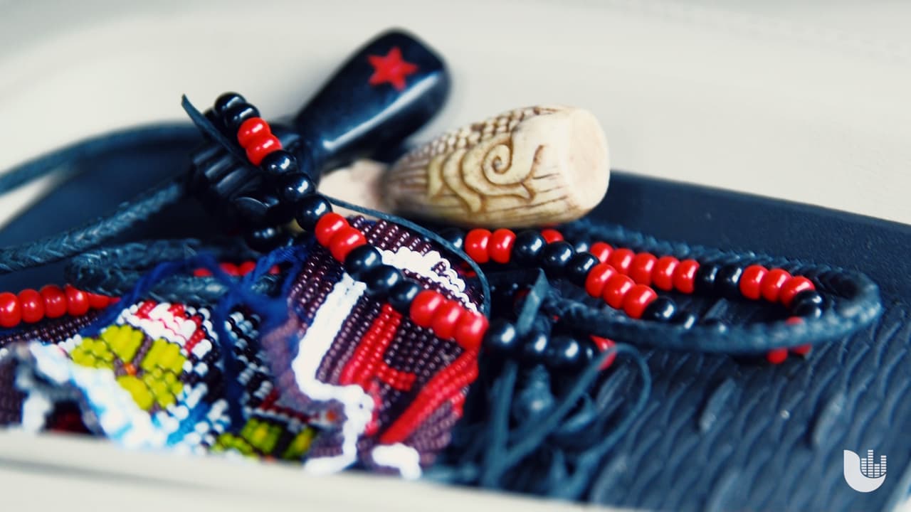 Después del estreno mundial de su documental 
<i>Residente</i> en Austin, un fan se acercó a René Pérez Joglar, también conocido como Residente de Calle 13, para otorgarle estos collares y una pulsera con el número 43, en referencia a los 43 estudiantes desaparecidos en Iguala, México en 2014.