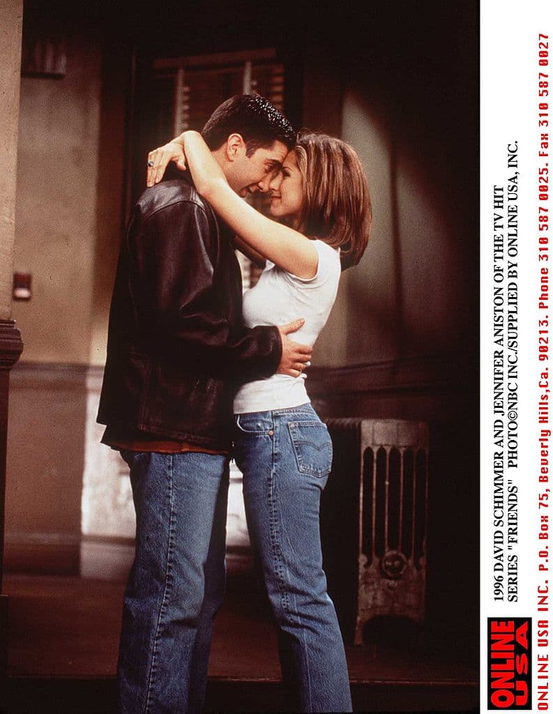 En la reunión de ‘Friends’, 
<b>David Schwimmer </b>y 
<b>Jennifer Aniston </b>confesaron a los fans del programa que tuvieron un romance fugaz mientras grababan la serie. Meses más tarde, Schwimmer viajó a Nueva York para visitar a su excompañera, por lo que surgieron rumores sobre un posible reencuentro, ya que ambos son solteros.