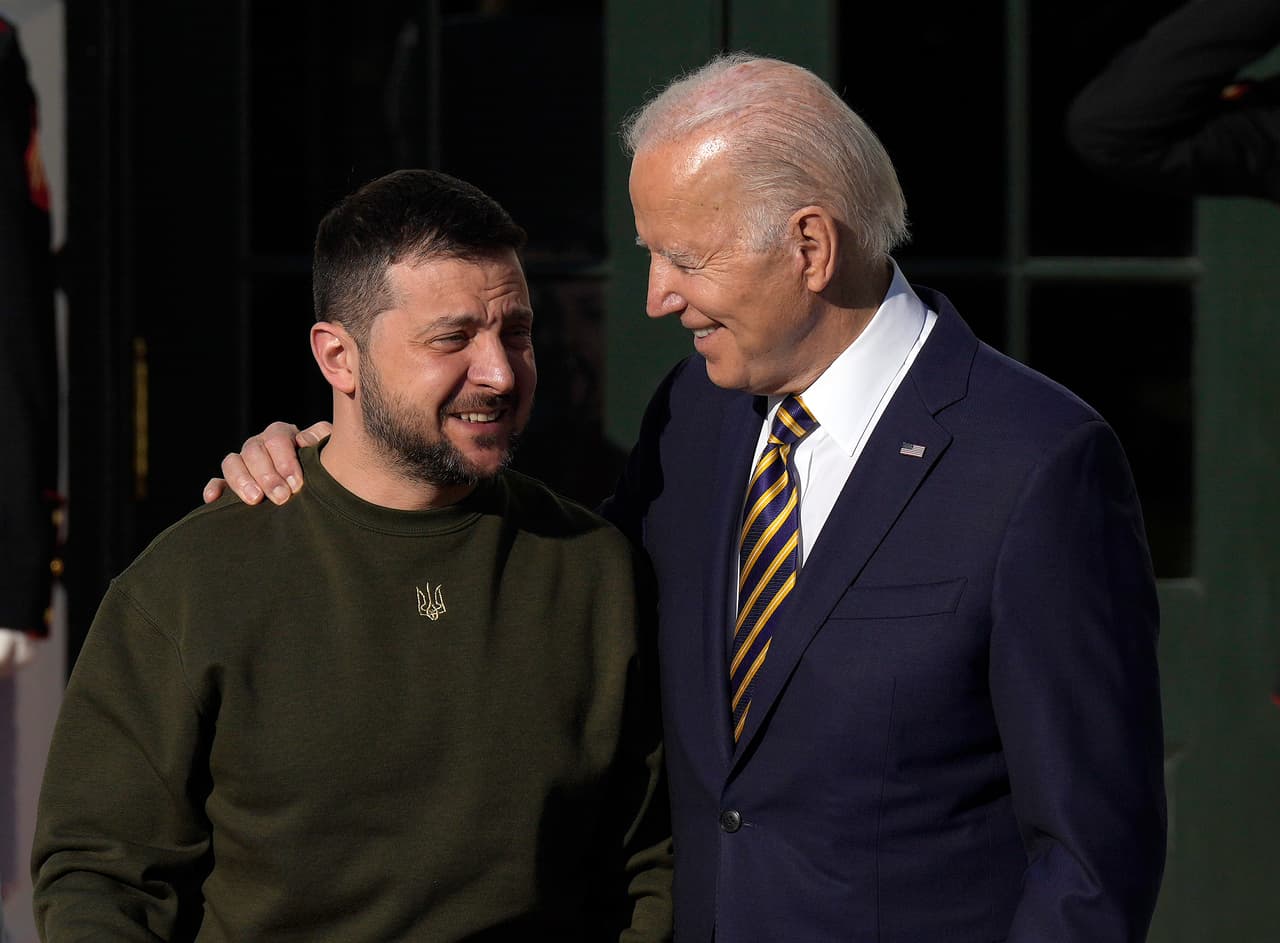 Cómo Biden ha ido cambiando sus restricciones a Ucrania para el uso de armamento de EEUU