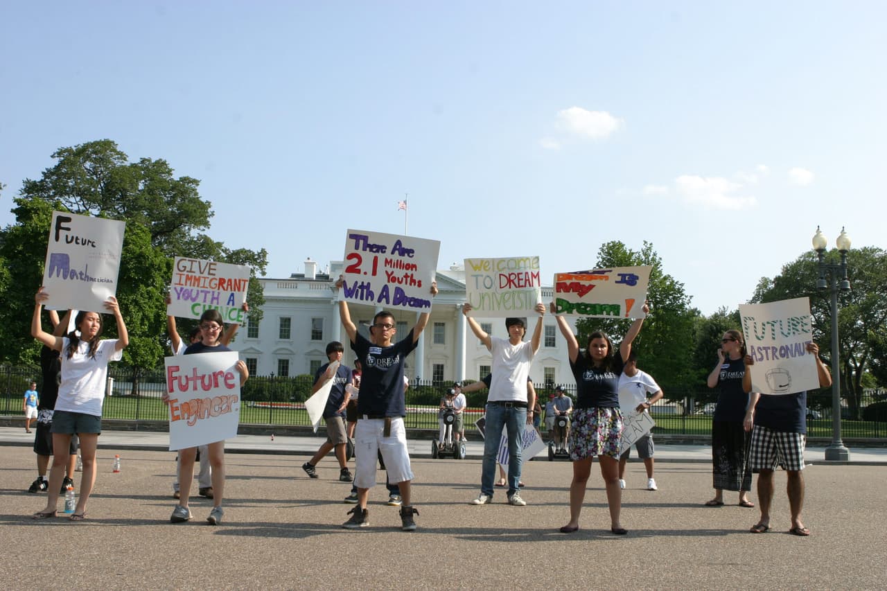 <b>2010 |</b> Un grupo de jóvenes indocumentados de Massachusetts y Nueva York protestaban en julio de 2010 ante la Casa Blanca para que el Dream Act se aprobara. Era el nombre que recibió un proyecto de ley presentado en 2001 pero estancado en el Senado para legalizar a aquellos que no habían cumplido 16 años y llevaban cinco consecutivos en el país. Nunca se aprobó.