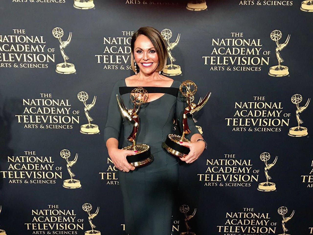 María Elena Salinas la noche que recibió dos premios Emmy, algunos de los galardones que ha recibido en su extensa carrera.