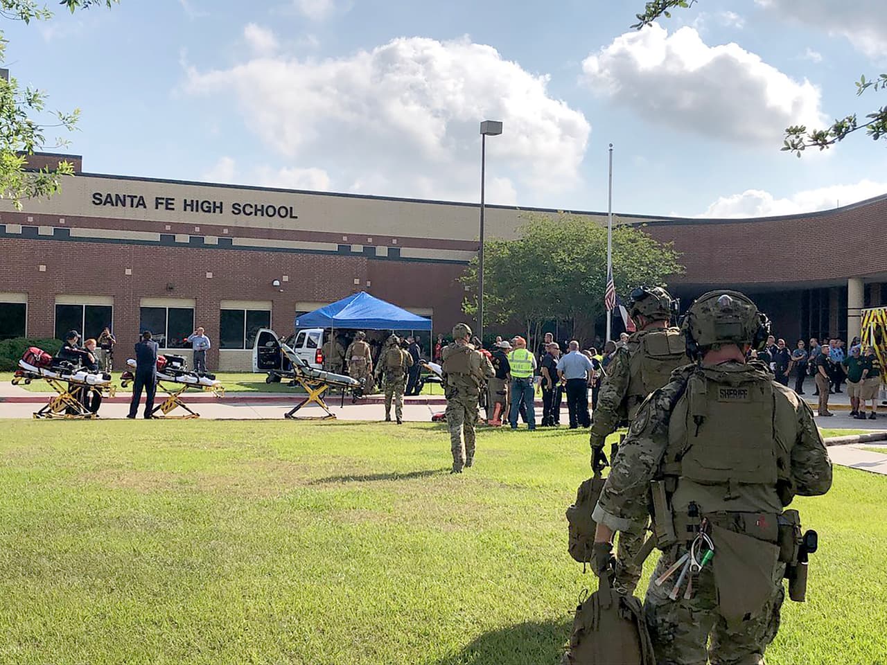 <b>2018.</b> 
<b>Secundaria Santa Fé, en Houston, Texas. </b>Un tiroteo en una escuela secundaria en Texas dejó 8 estudiantes y 2 maestros muertos. Ed González, alguacil del condado Harris, informó que el atacante era un estudiante de 17 años. 18 de mayo de 2018.