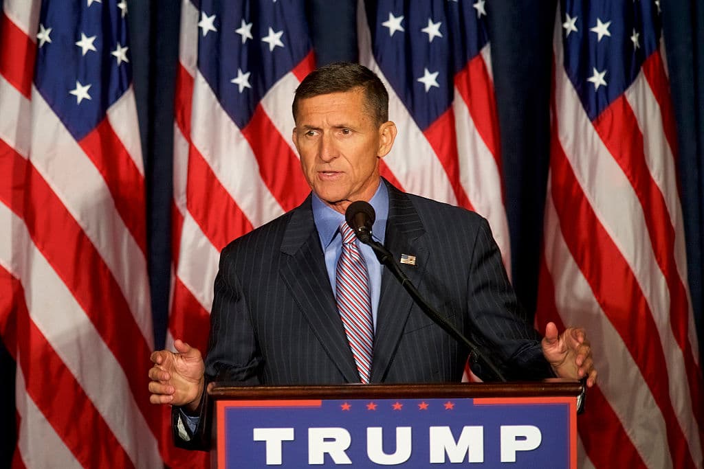 El teniente general Michael Flynn se declaró culpable de falso testimonio al FBI y admitió ante el fiscal especial de la “trama rusa”, Robert Mueller, que le pidieron contactar con Rusia. Flynn fue nombrado por Trump Consejero de Seguridad Nacional y se convirtió en una de las personas más poderosas del gobierno de EEUU. Sus polémicos contactos con el gobierno ruso antes de que Donald Trump asumiera el poder hicieron que Flynn tuviese que renunciar el mes siguiente. Solo duró 25 días en el cargo. 
<br>
<br>La controversia con Flynn no paró allí. Fue cuestionado por el FBI en relación a una investigación sobre una supuesta intervención de Moscú en las elecciones de noviembre de 2016 en EEUU y el fiscal especial Robert Mueller, quien encabezó la indagatoria, lo acusó formalmente de haber hecho "declaraciones falsas, ficticias y fraudulentas" a la agencia federal. Se declaró culpable y afirmó que colaboraría con la investigación de Mueller. Trump no ha descartado un indulto para él.