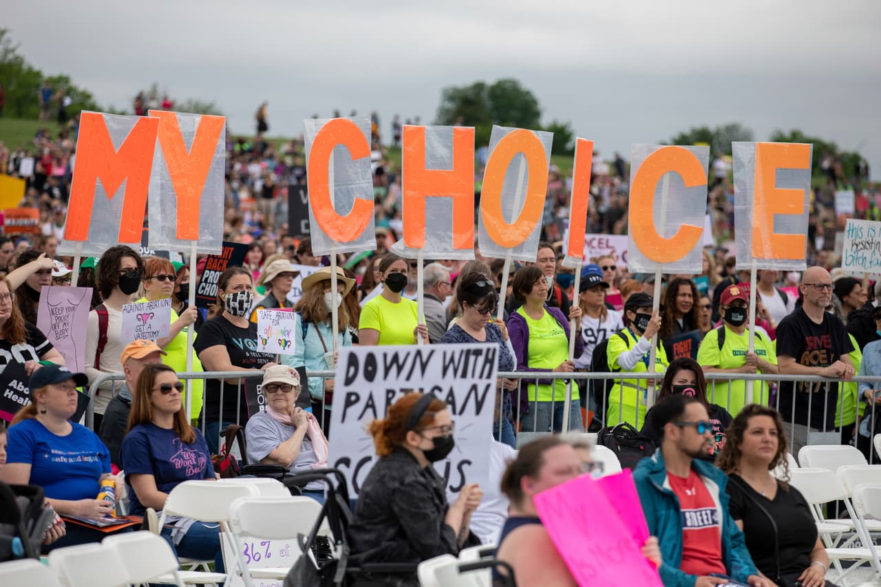 <b>"Mi elección",</b> se lee en la pancarta de estos manifestantes en Washington DC.