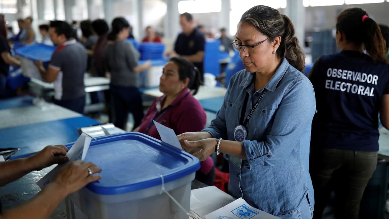 Con una alta desconfianza ante los dos candidatos, Guatemala elige al sucesor del presidente Jimmy Morales