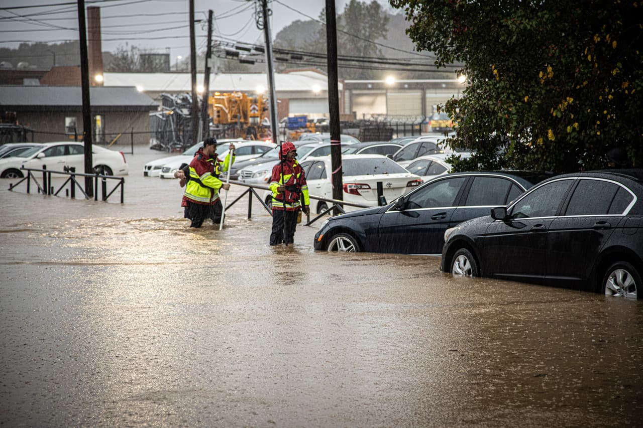 El Little Sugar Creek habría alcanzado una profundidad de 16.2 pies tras las fuertes lluvias, según estudio de 
<a href="https://www.wcnc.com/article/weather/charlotte-flooding-rain-weather-record-historic-water/275-a2755bfd-62ea-4240-b8aa-58d89b067462" target="_blank">WCNC.</a> Lugar: Charlotte, NC.