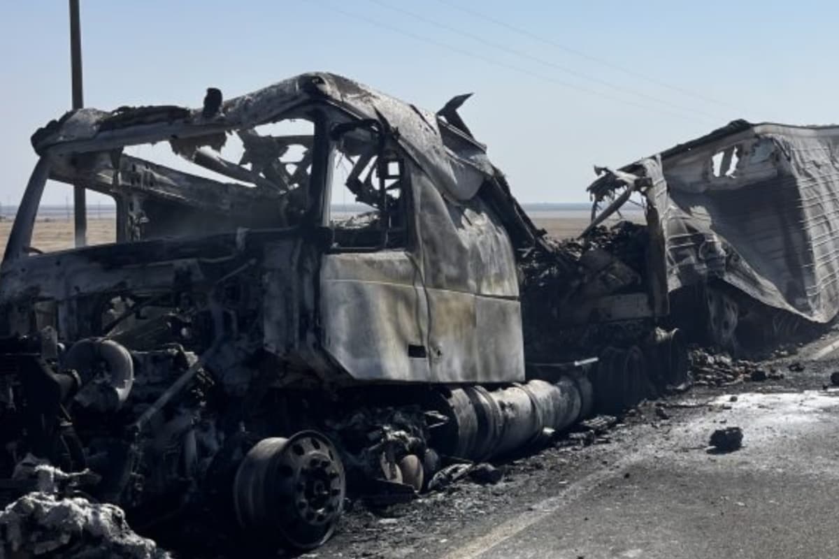 Un paramédico del equipo de bomberos de KCFD tuvo que utilizar atención médica avanzada con uno de los ocupantes de la camioneta que chocó, ya que presentaba lesiones potencialmente mortales.