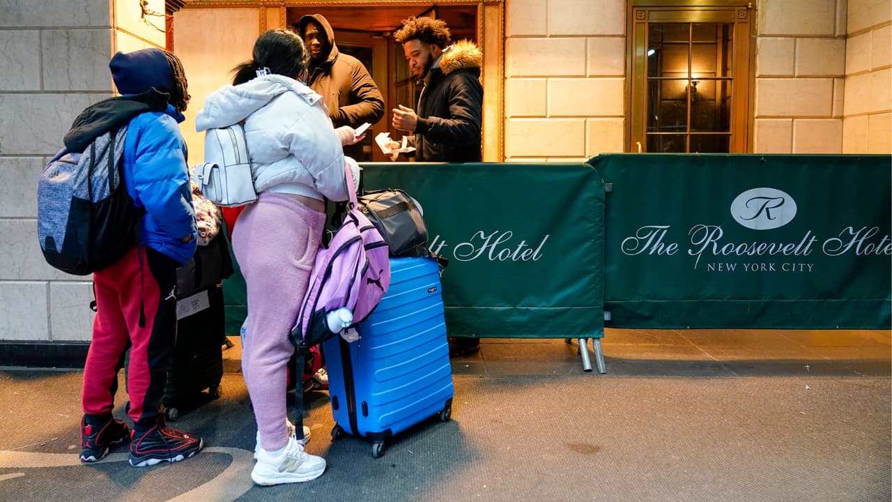 Departamento de Justicia pide a hoteles de NYC utilizados como refugios información sobre inmigrantes