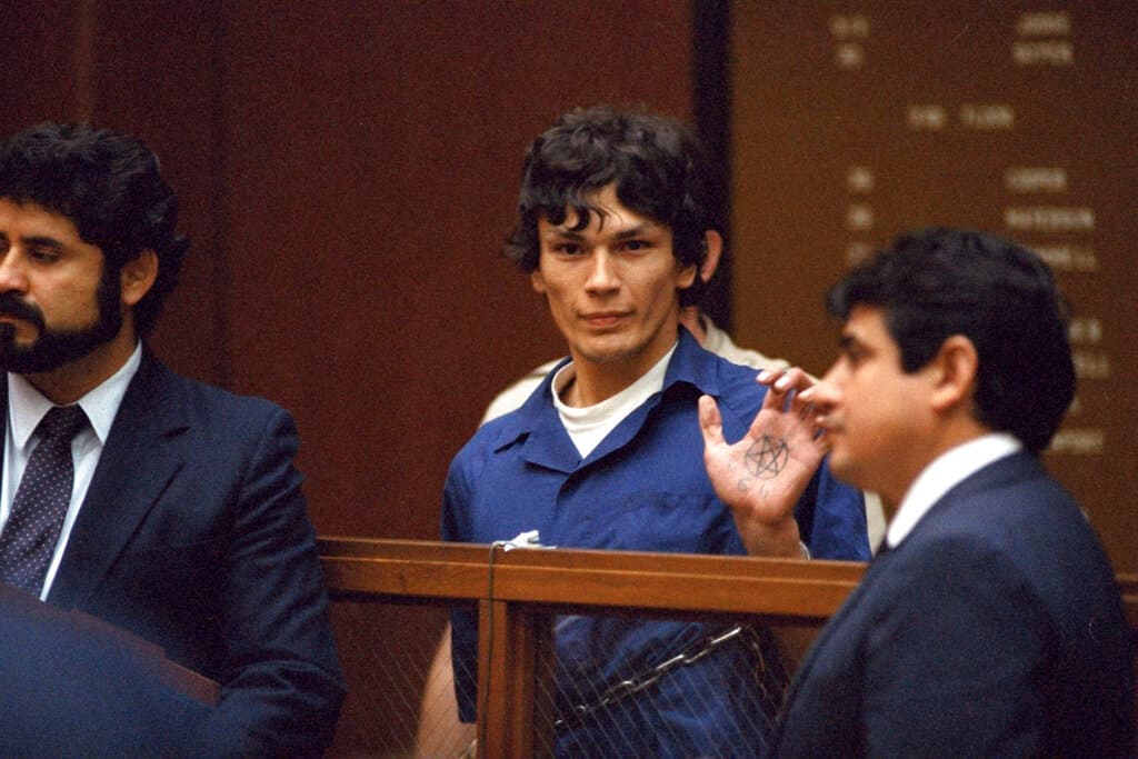 <b>Richard Ramírez</b>, mejor conocido como "Night Stalker", aterrorizó Los Ángeles y San Francisco entre 1984 y 1985, donde cobró la vida de al menos 14 hombres y mujeres de todas las edades.
<br>
<br>El hombre originario de Texas era ferviente creyente del satanismo. Fue arrestado después de que su última víctima sobreviviera al brutal ataque. 
<br>
<br>Fue condenado en 1988 por 
<b>13 cargos de homicidio</b> y sentenciado a muerte. Murió en la prisión estatal de San Quentin en 2013.
<i> </i>
<a href="https://www.univision.com/local/los-angeles-kmex/muertes-suicidios-y-misteriosas-apariciones-la-espeluznante-historia-del-hotel-cecil-en-los-angeles-fotos">Se cree que el número de víctimas asciende a 25.</a>