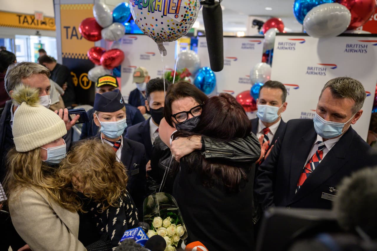 Miembros de la familia Erebara se abrazan al reencontrarse en el aeropuerto internacional JFK de Nueva York.
<br>
<br>Este cambio también tendrá un efecto profundo en las fronteras terrestres entre México, Canadá y Estados Unidos, donde viajar de ida y vuelta diariamente era una forma de vida hasta que golpeó la pandemia.
<br>
