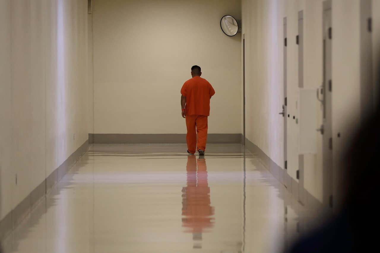 Piden libertad de mexicano detenido hace más de 1 año mientras los casos de covid-19 rozan los 4,000 en cárceles de ICE