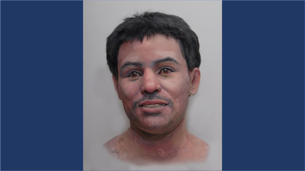 Fue encontrado el 24 de abril del 2009 en el Ned Alday-River Rd cerca de Feather Field Farms en el condado de Seminole.
<br>
<br>La persona pesaba entre 128 y 150 libras, medía aproximadamente 5 pies y 11 pulgadas. Se cree que nació entre 1979 y 1989. 
<br>
<br>Si tiene información, puede comunicarse con el GBI en Thomasville al 229-225-4090.