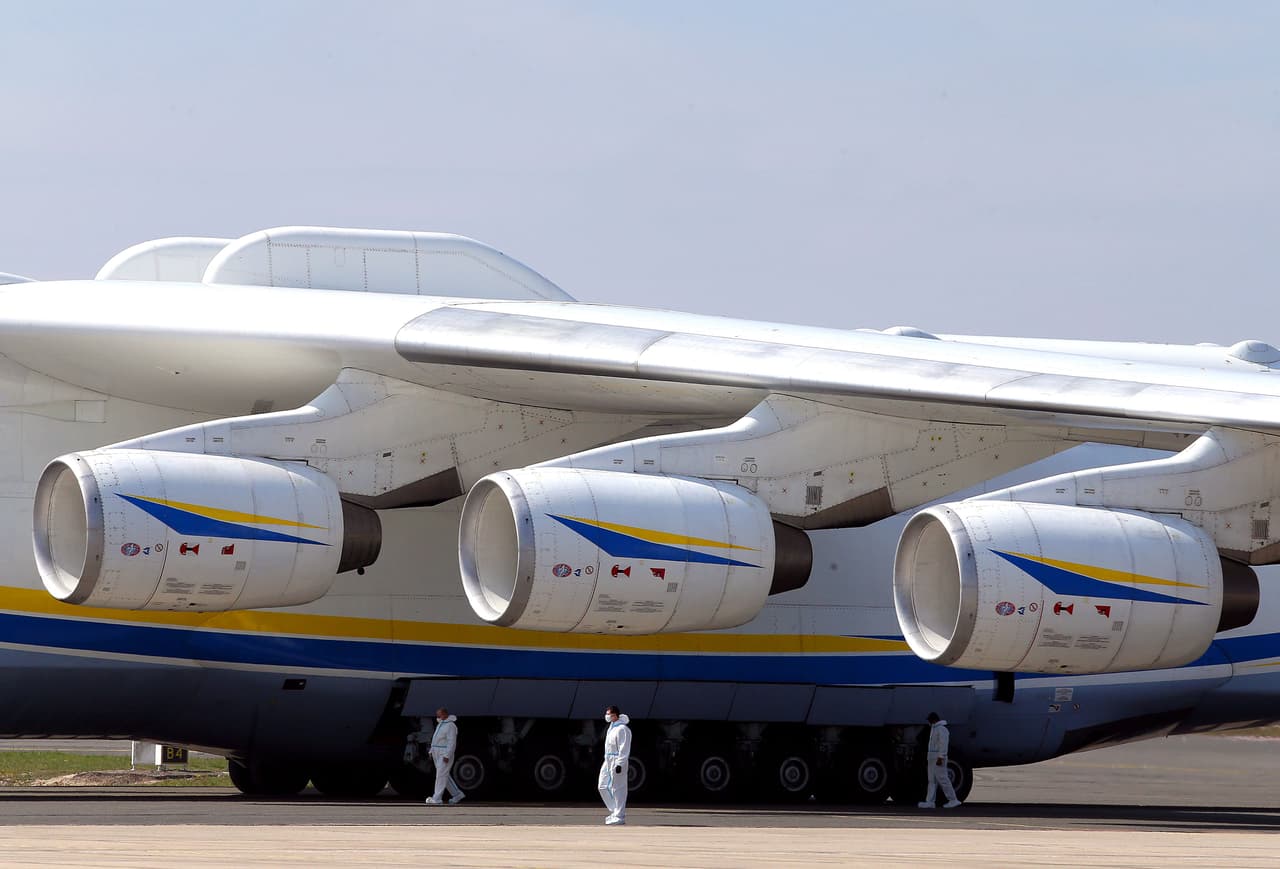 Sus seis motores a reacción ZMKB Progress Lotarev D-18T le permitían alcanzar una velocidad máxima de 528 mph (849 km/h).