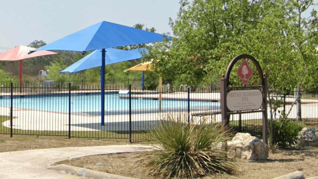 Es obligatorio usar un traje de baño y niños menores de 10 años deben estar bajo el cuidado de un adulto.
<br>
<br>La entrada a estas piscinas es
<b> completamente gratis.</b>