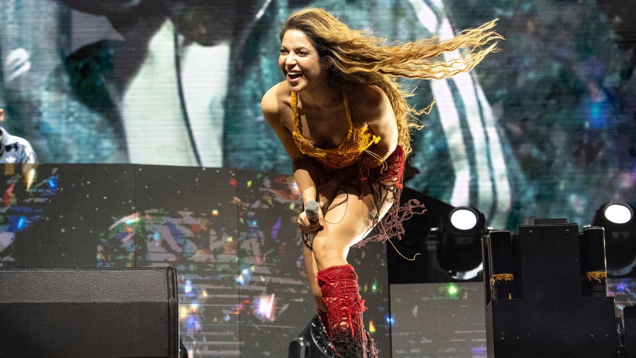 El viaje musical de Shakira 
<b>comenzará el 2 de noviembre en Palm Desert, California, y culminará el 15 de diciembre en Detroit, Michigan</b>, abarcando ciudades como Los Ángeles, Miami, Toronto, y Chicago, entre otras. Esta gira marca 
<b>el primer tour de la artista desde su exitosa gira “El Dorado World Tour” en 2018</b>, donde cautivó a audiencias de todo el mundo con su carisma y su indiscutible talento.