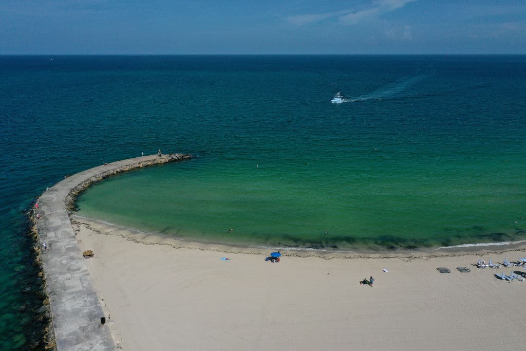 Una hermosa vista aérea de Haulover Beach.