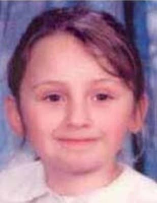 <h3 class="cms-H3-H3">Crystal Ann Tymich </h3>
<br>
<br>Con tan solo 6 años, Crystal Ann Tymich 
<a href="https://www.fbi.gov/wanted/kidnap/crystal-ann-tymich" target="_blank">desapareció el 30 de junio de 1994</a>, luego de ser vista jugando cerca de su residencia en el sur de Los Ángeles con sus tres hermanos mayores. 
<br>
<br>De acuerdo con la agencia, Tymich desapareció entras las 2 y 5 p.m. Vestía una camiseta rosa, pantalones cortos con estampado floral y tenis con la imagen de una sirena.
<br>
<br>Hoy tiene 33 años. 
<br>
