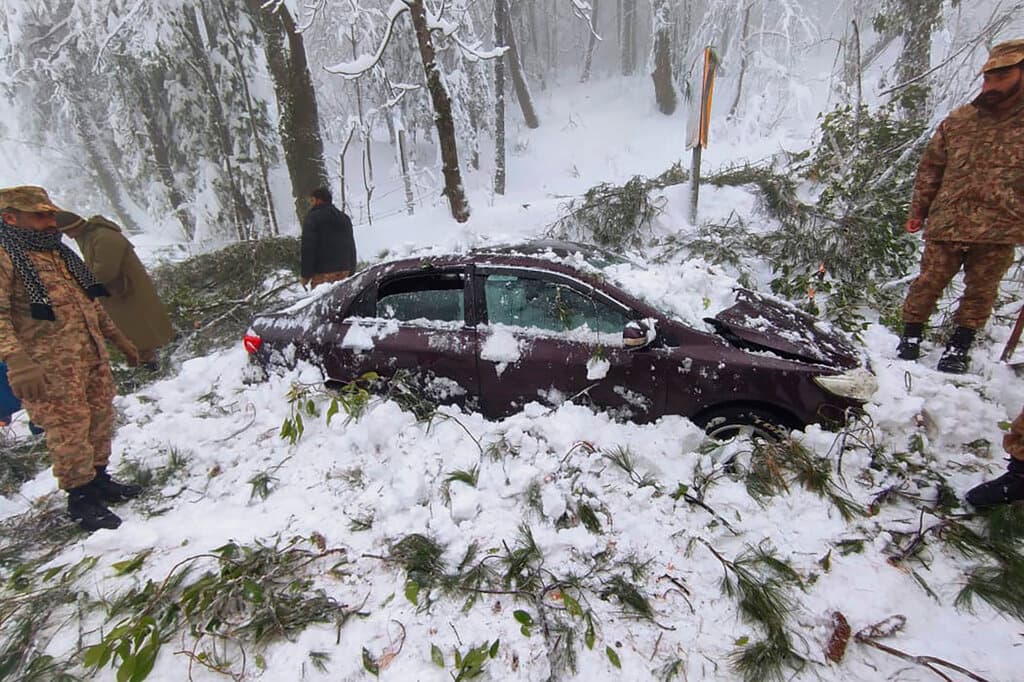 Al menos 22 personas murieron atrapadas en la nieve en sus vehículos en la ciudad turística montañosa de Murree, en Pakistán, a unas 28 millas (45 kilómetros) de la capital, Islamabad, informaron las autoridades de ese país este sábado.