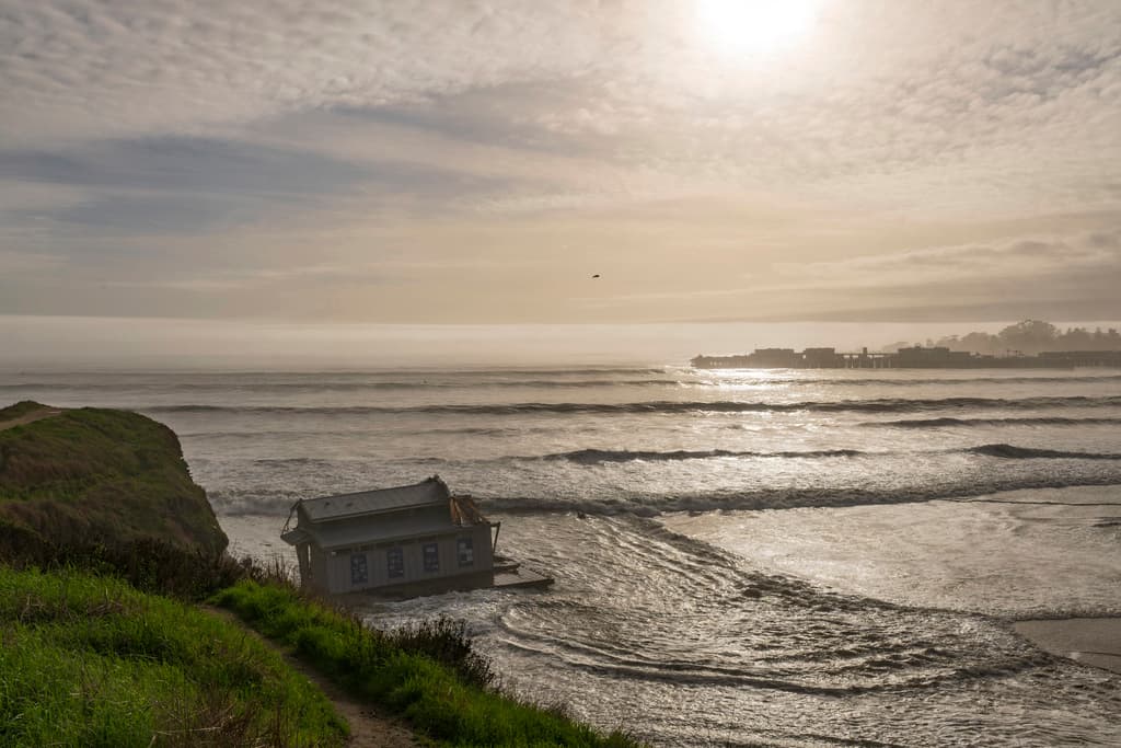 En la desembocadura del río San Lorenzo quedó 
<b><a href="https://www.univision.com/local/san-francisco-kdtv/fuerte-oleaje-provoca-colapso-muelle-en-santa-cruz-alertas" target="_blank">parte del muelle de Santa Cruz que colapsó el lunes 23 de diciembre</a></b> ante el fuerte oleaje que una tormenta provocó en la región.