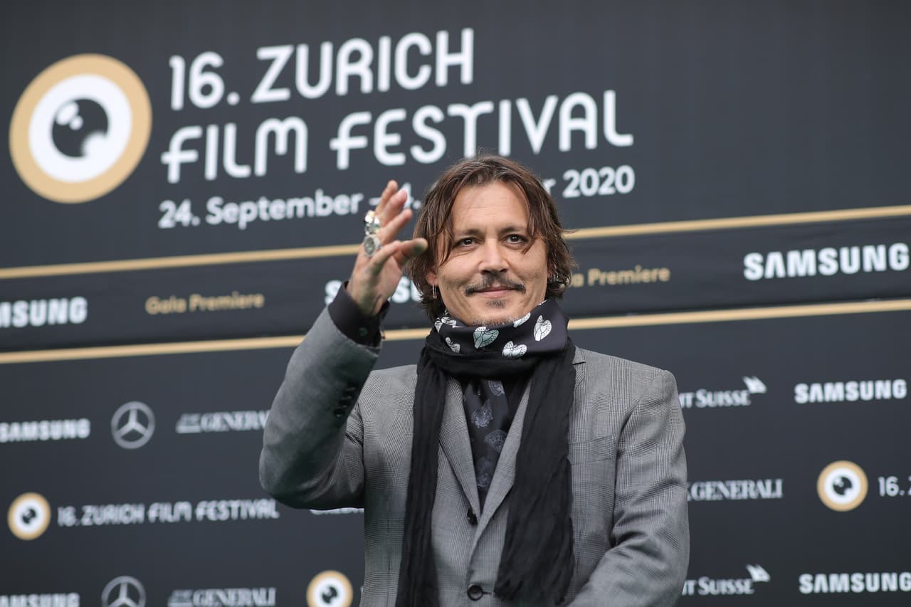 “Johnny es tan talentoso”, “Estoy orgullosa de ti, Johnny”, “Actor favorito”, “Eres el mejor”, “Te amamos” y “Eres hermoso”, son algunos de los textos que los fans de Johnny dejan en redes sociales.