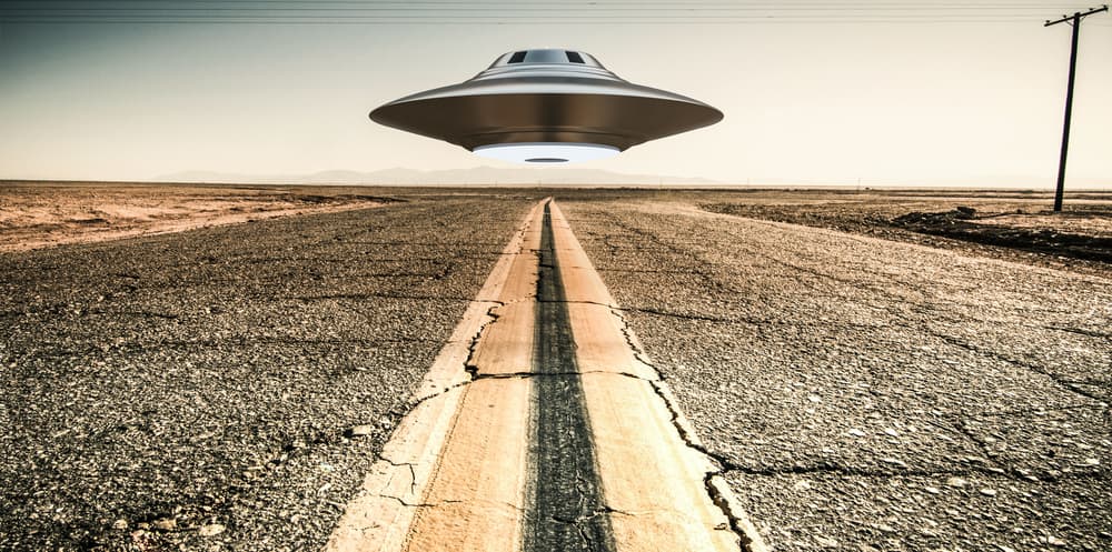 Entre las teorías hasta ahora sin comprobar o fundamentos es que en realidad el Área 52 es donde ocultan las naves extraterrestres obtenidas por el gobierno y que les sirven como base para construir su propia tecnología militar y de aviación.