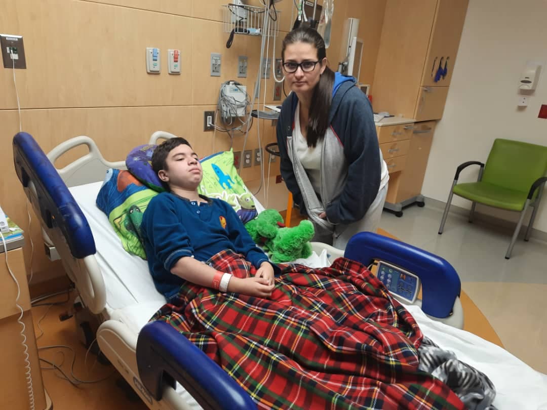 Fue entonces que ambos padres decidieron buscar ayuda médica en Estados Unidos y, aunque la hallaron en Miami, 
<a href="https://www.univision.com/temas/florida">Florida</a>, 
<b>solo le autorizaron la visa al niño y no a ellos.</b> Ante este contexto, María le pidió a su hermana Khelly que viajara con él, aprovechando que ella cuenta con la autorización necesaria. 
<br>