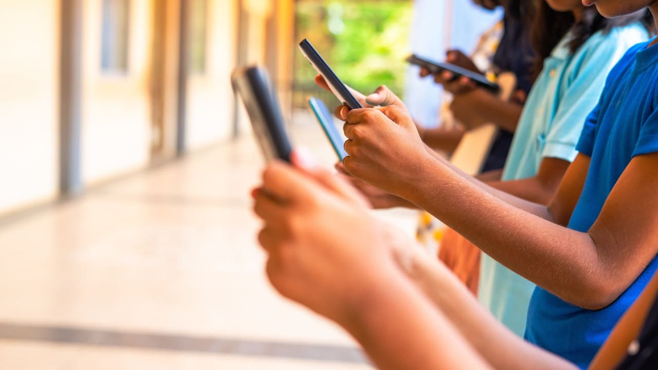 <h3 class="cms-H3-H3">¿Qué es el HB 515? </h3>
<br>HB 515 es un proyecto de ley que propone prohibir el uso de dispositivos electrónicos personales (como 
<b>teléfonos celulares, tabletas, y otros dispositivos similares</b>) en las escuelas públicas de Texas 
<b>durante el horario escolar.</b> La ley obligaría a las escuelas a adoptar políticas que hagan que 
<b>los estudiantes guarden sus dispositivos en un contenedor seguro al llegar a la escuela, y no puedan usarlos hasta que termine el día escolar.</b>