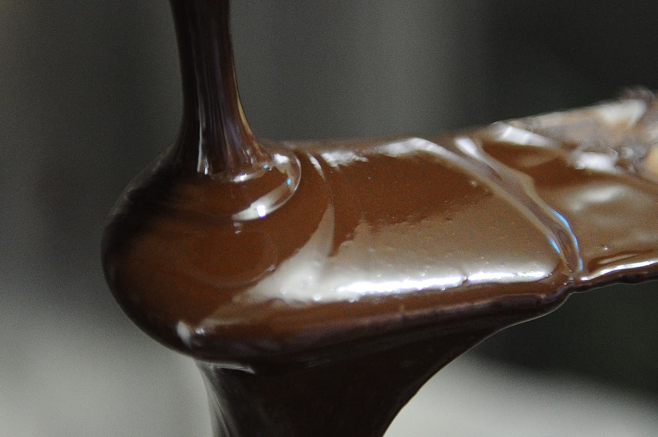 “Solo presentan potenciales efectos beneficiosos los productos con más de un 60% o 70% de cacao en su composición y aquellos en los que se analice y certifique el contenido polifenólico”, explicó a Efe María Ángeles Martín Arribas, experta del Instituto de Ciencia y Tecnología de Alimentos y Nutrición de España.