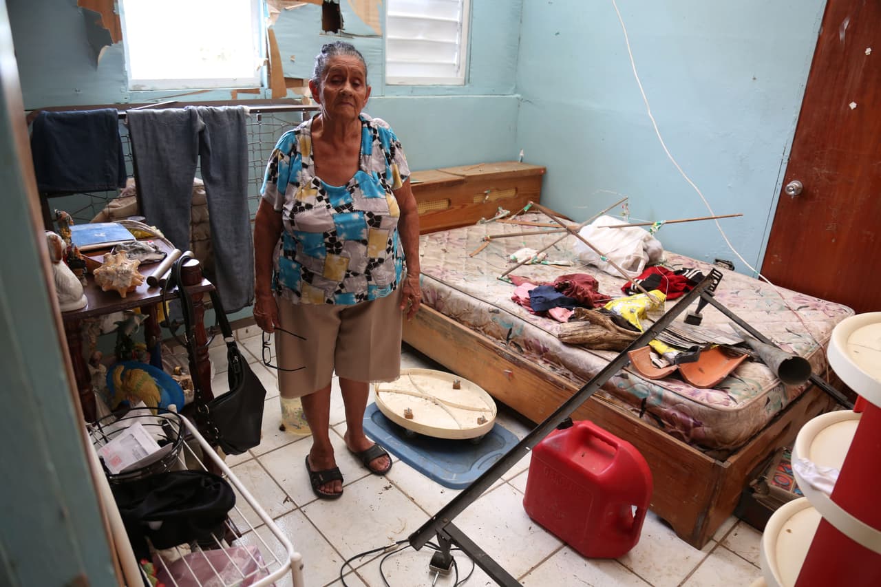 Luz Crespo, residente de Nuevo Londres, Utuado, perdió todas sus pertenencias con el paso del huracán.