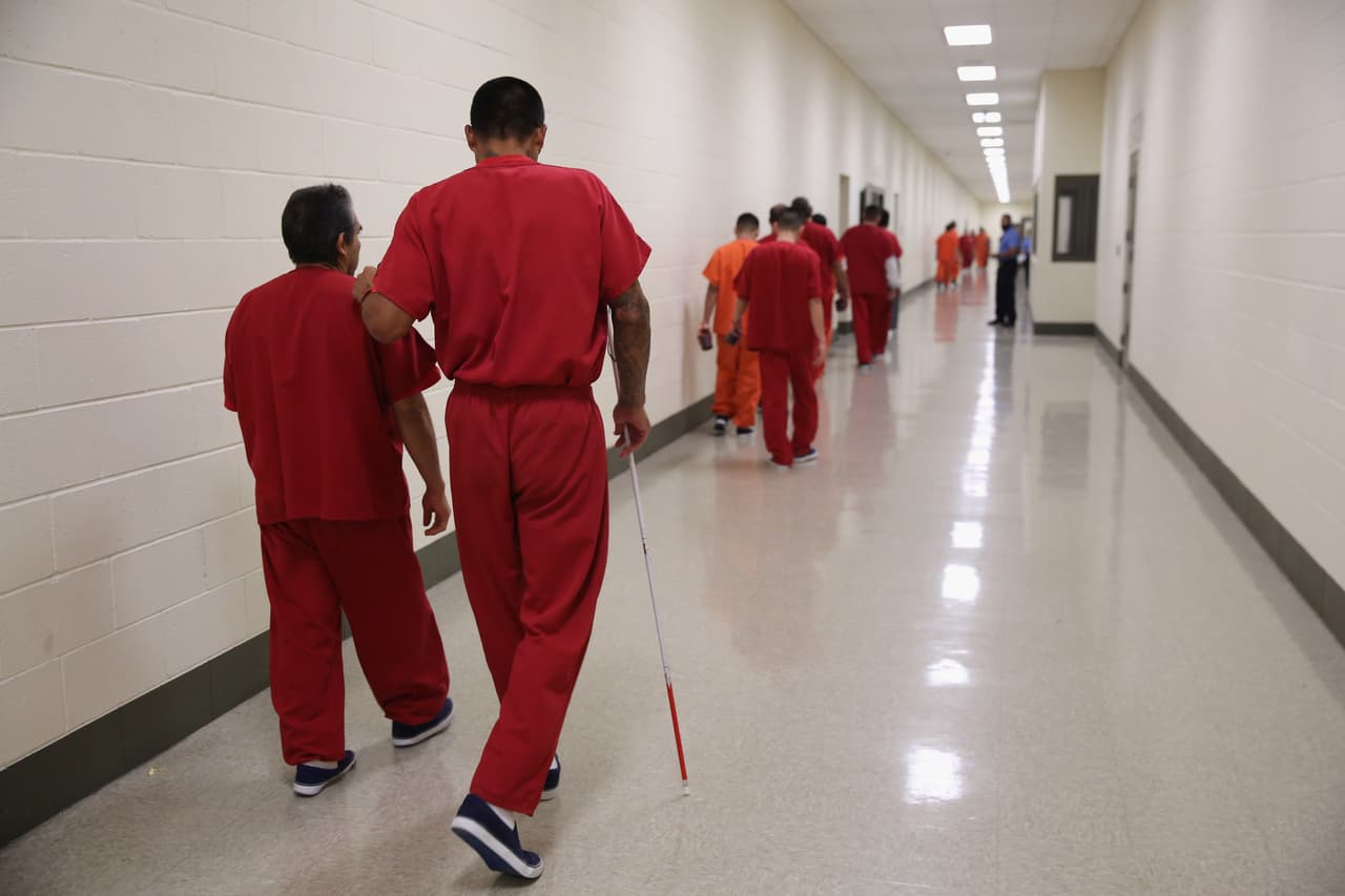 Con casi 8,000 detenidos infectados, ICE asegura que indocumentados recibirán la vacuna contra el covid-19 “lo más rápido posible”