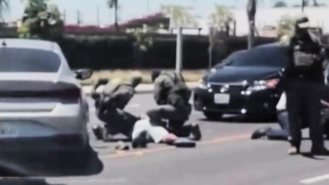 Imágenes de agentes de ICE golpeando a inmigrante con bastón causan indignación en Santa Ana