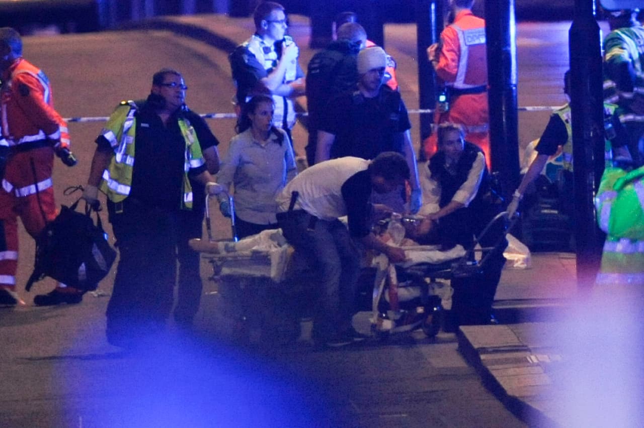 Cuerpos de rescate atienden a los heridos.