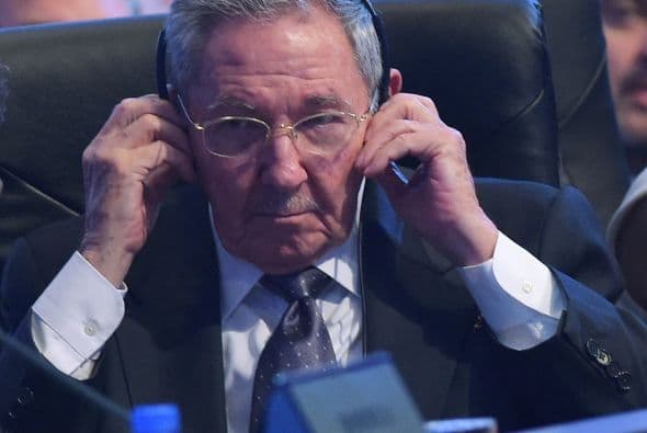 Después escuchó con atención a su par estadounidense, Barack Obama, con quien ha acaparado las miradas en toda la Cumbre.