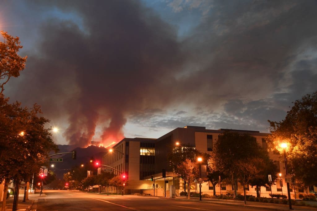 Pero no hay que olvidar la costa oeste de Estados Unidos, donde hemos visto el mayor incendio que ha atacado los bosques de California desde hace ya varias semanas, devastando poblados y ciudades como Burbank.