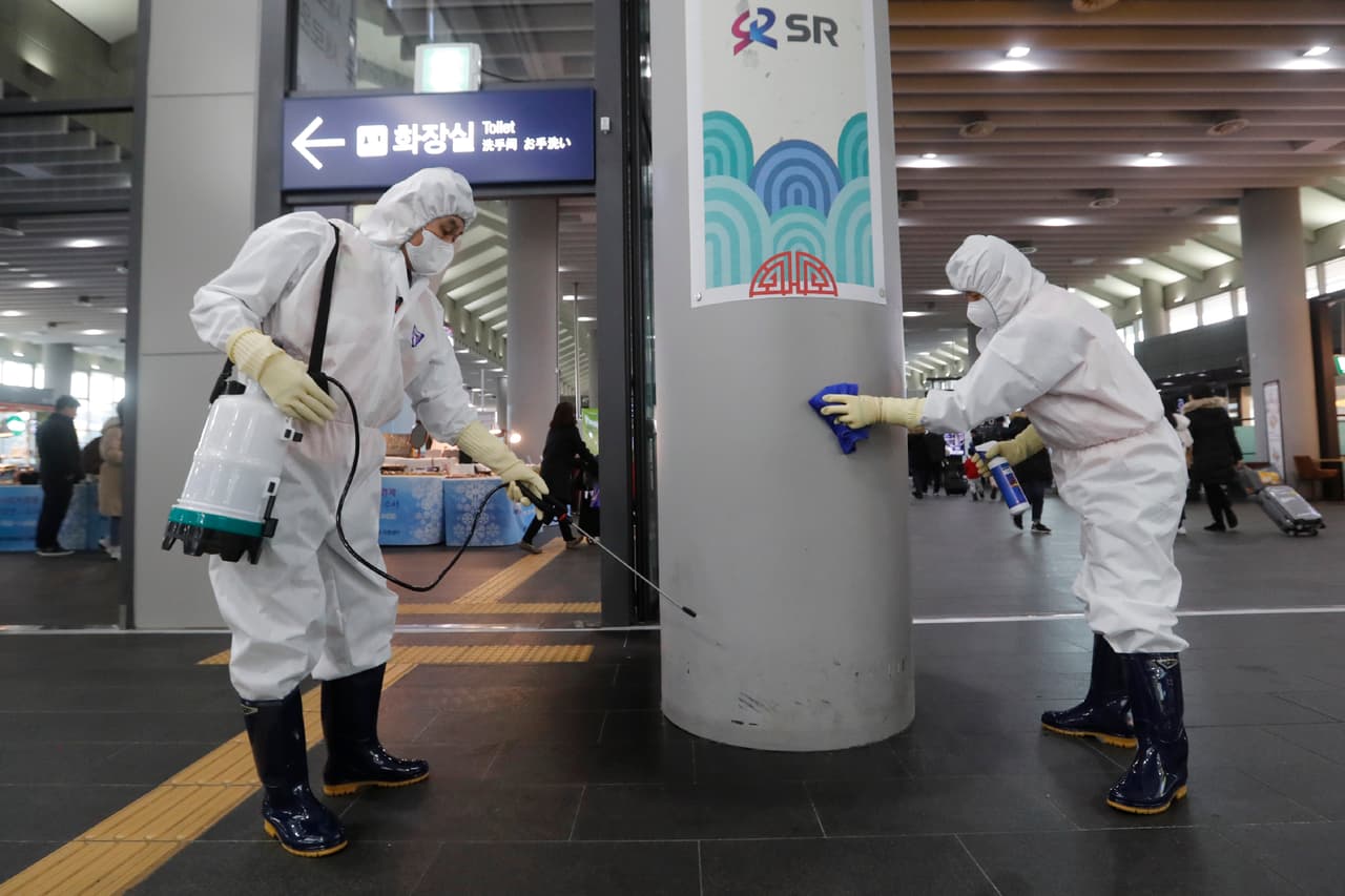 <b>¿Por qué tanta alarma?</b> Porque se trata de un virus nuevo, identificado como 2019-nCoV y de la familia de los coronavirus, que ya han estado asociados a epidemias peligrosas como el MERS y el SARS que se esparcieron a muchos países y ocasionaron miles de muertes.