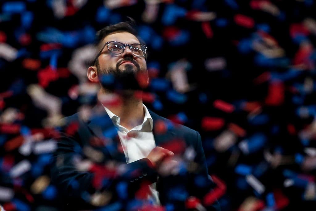 <b><a href="https://www.univision.com/noticias/mundo/gabriel-boric-asume-presidencia-de-chile">Gabriel Boric asume la presidencia de Chile </a></b>
<br>
<br>Con tan solo 36 años, el izquierdista Gabriel Boric asumió la presidencia de Chile el 11 de marzo con la intención de instaurar un estado de bienestar de estilo europeo, tras haber fraguado su carrera política en una lucha estudiantil, donde ya mencionaba su principal misión: reducir las marcadas desigualdades en su país. 
<br>