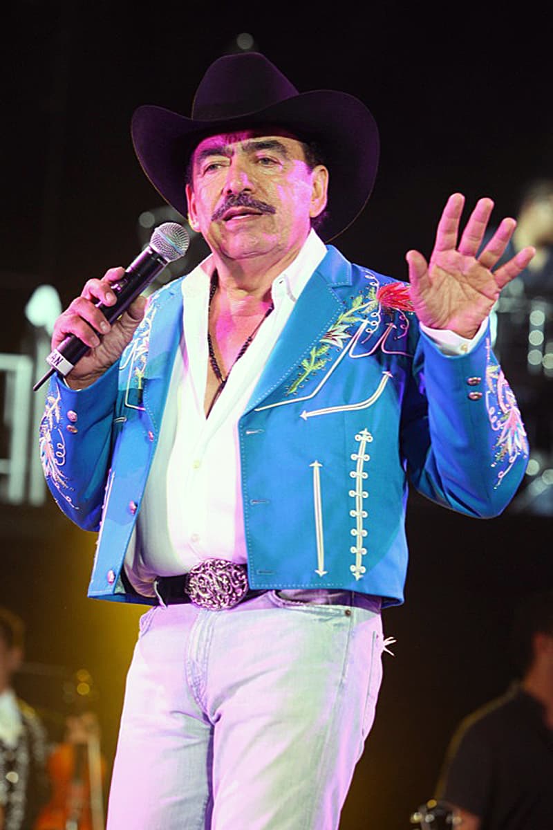 En el año 2006 su hijo 
<b><a href="http://www.univision.com/series/por-siempre-joan-sebastian/joan-sebastian-sufrio-la-muerte-de-sus-dos-hijos-asi-fueron-los-hechos-fotos">Trigo</a></b> fue asesinado y murió en los brazos del cantante. Mientras que en el año 2010, la tragedia regresó a su vida cuando afuera de un centro nocturno le quitaron a vida a su otro hijo, 
<b><a href="http://www.univision.com/series/por-siempre-joan-sebastian/joan-sebastian-sufrio-la-muerte-de-sus-dos-hijos-asi-fueron-los-hechos-fotos">Sebastián Figueroa</a></b>.