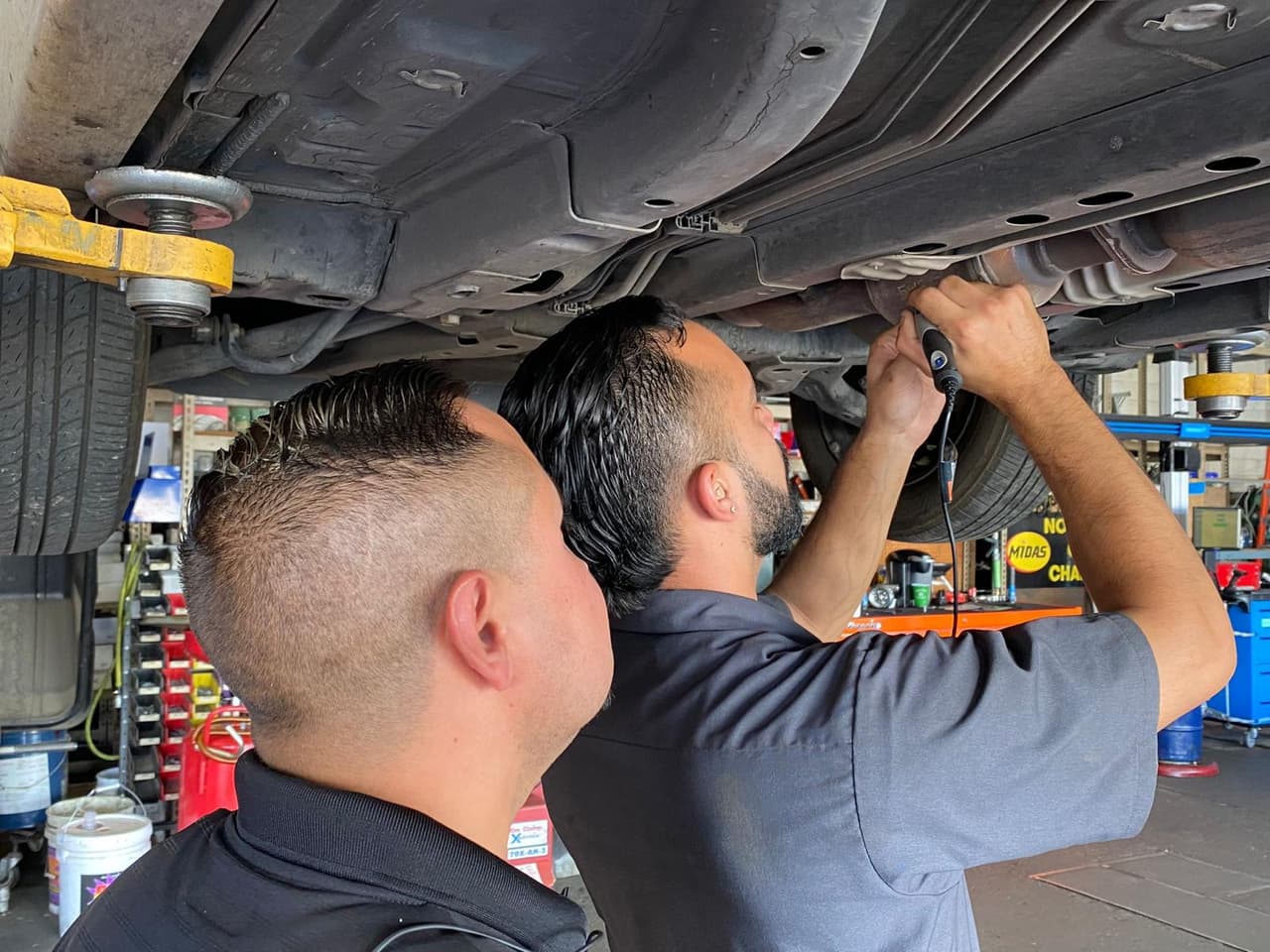 Para brindar una posible solución, el Departamento de Policía de Fresno en conjunto con el taller mecánico Midas le graban la serie de placas al 
<a href="https://www.univision.com/local/fresno-kftv/templo-bautista-strathmore-victima-robo-del-convertidor-catalitico-vehiculo-principal">catalizador</a> gratuitamente.