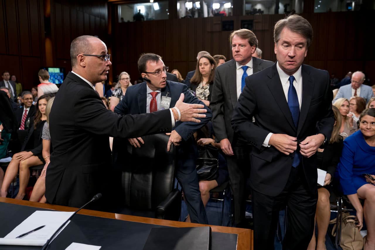 <b>El desplante al padre de una víctima de las armas</b>. Por algunas de las opiniones que ha dado como juez de apelaciones, Kavanaugh es considerado un defensor del derecho a portar armas. “Sé que hay muchos esfuerzos en marcha para hacer las escuelas más seguras (…) mi trabajo como juez, como yo lo veo, es seguir la opinión de la Corte sobre la Segunda Enmienda, la comparta o no la comparta”. El segundo día de interpelaciones, Fred zGutenberg, padre de un joven asesinado en el tiroteo de la secundaria Stoneman Douglas de Parkland,
<a href="https://www.univision.com/noticias/politica/aborto-lealtad-a-trump-y-otros-puntos-clave-de-la-audiencia-de-confirmacion-de-kavanaugh"> intentó saludar al nominado,</a> quien lo dejó con la mano extendida.
