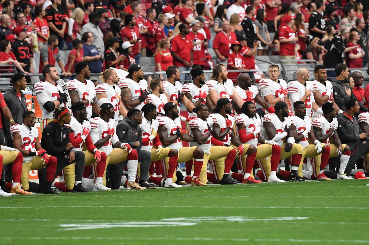 Las protestas de sus excompañeros se mantienen, mientras que Kaepernick hace trabajos en el campo y lanza cientos de pases durante varias horas al día en un lugar no revelado en Nueva Jersey.
