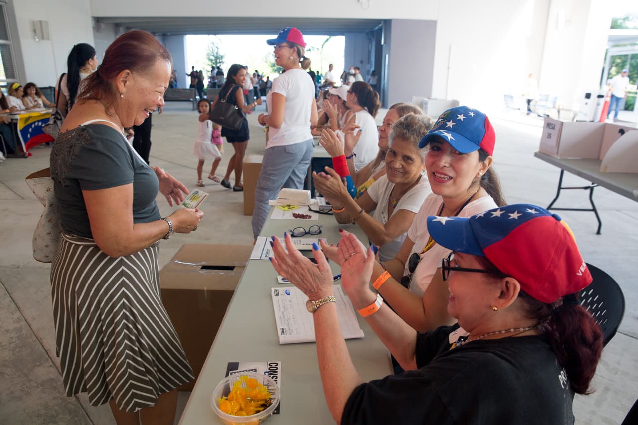 Los venezolanos residentes en Doral, al oeste de Miami, votan desde tempranas horas del domingo en la sede del Miami Dade College. Tres centros de votación se dispusieron en la ciudad.
