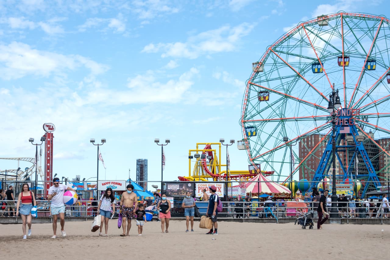 <b><a href="https://www.nycgovparks.org/parks/coney-island-beach-and-boardwalk/facilities/beaches">Coney Island Beach & Boardwalk-Brooklyn</a></b>
<br>Corbin Pl. to W. 37 St., Boardwalk
<br>Tel. (718) 946-1350
<br>
<a href="https://www.google.com/maps/dir/Coney+Island+Beach,+Brooklyn,+NY/@40.5722816,-74.002197,14z/data=!4m9!4m8!1m0!1m5!1m1!1s0x89c24434a1186c45:0x2db95f871281b5b5!2m2!1d-73.9793298!2d40.5721302!3e0">Cómo llegar</a>
<br>Coney Island es como un mundo encantado en el que se abrazan naturaleza y oportunidades de recreación moderna. Su desbordante playa, en donde puedes nadar y chapotear en el agua, está escoltada por un muelle lleno de actividades recreativas…
<br>
<br>Y, a unas cuadras, su icónico Luna Park, en donde juegos mecánicos y 
<b>montañas rusas</b>, ponen el sello a un día de playa tan variado como perfecto. 
<br>
<br>