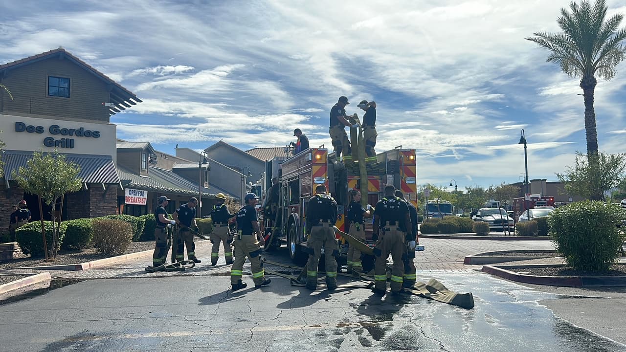 El hecho tuvo lugar en un centro comercial ubicado en 
<b>35th Ave y Baseline Road, al sur de Phoenix</b>, donde los equipos llegaron para encontrar humo y llamas dentro de loa bodega.
