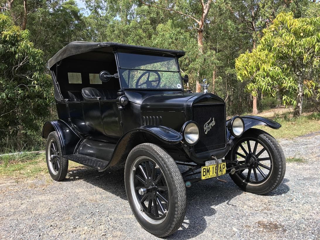 <h3 class="cms-H3-H3"><b>Ford Model T</b></h3>
<br>
<br>En 2017, Musk reveló a través de su cuenta de Twitter que un amigo le había obsequiado un Model T de Ford. Se desconoce si aún lo conserva, esperemos que sí, pues se trata de uno de los carros más emblemáticos de la historia. Este fue el vehículo con el que se popularizó la producción en cadena, lo que permitió que la clase media tuviera acceso a este tipo de medio de transporte tras bajar sus precios.