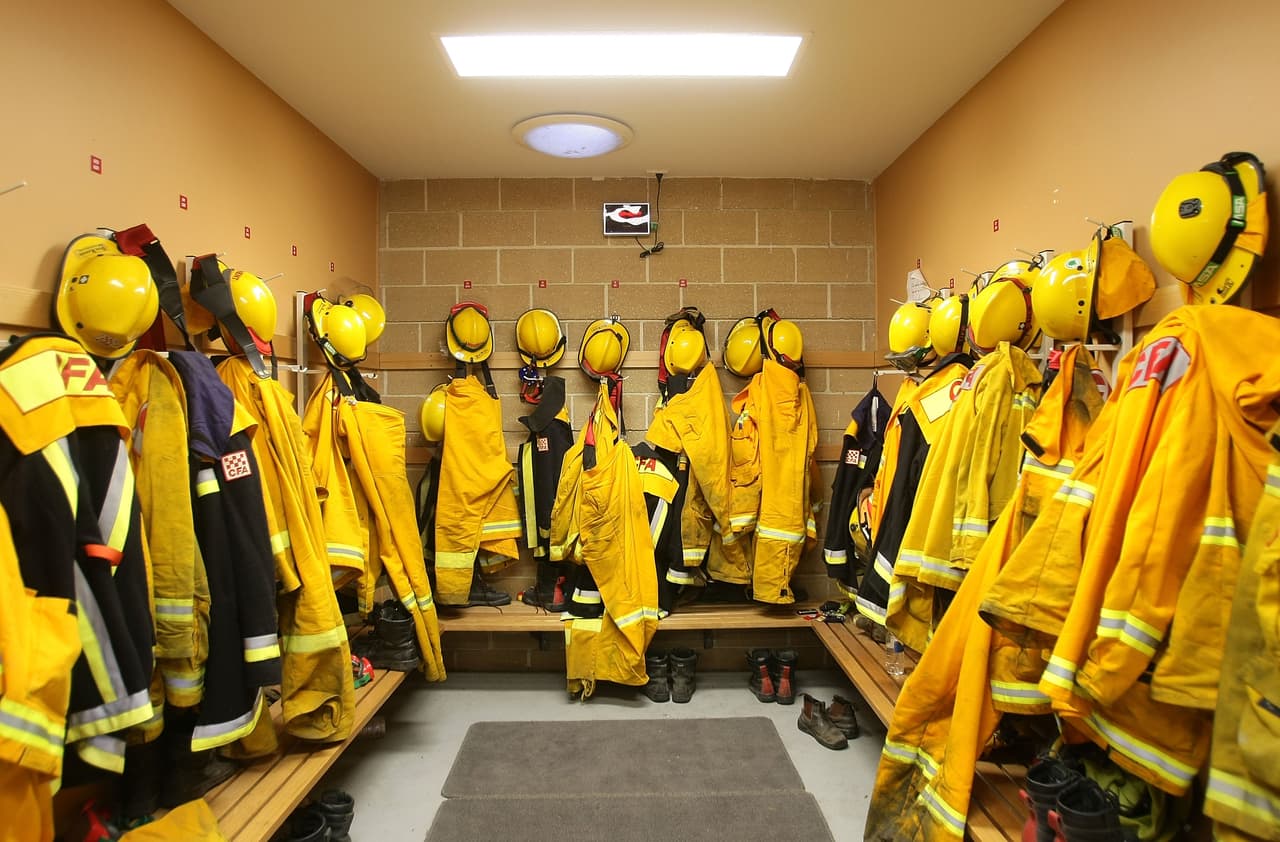<b>7. Supervisores de primera línea de trabajadores de extinción y prevención de incendios</b>
<br>Los que dirigen los departamentos de bomberos mostraron ingresos de 
<b>$101,800</b> anual.