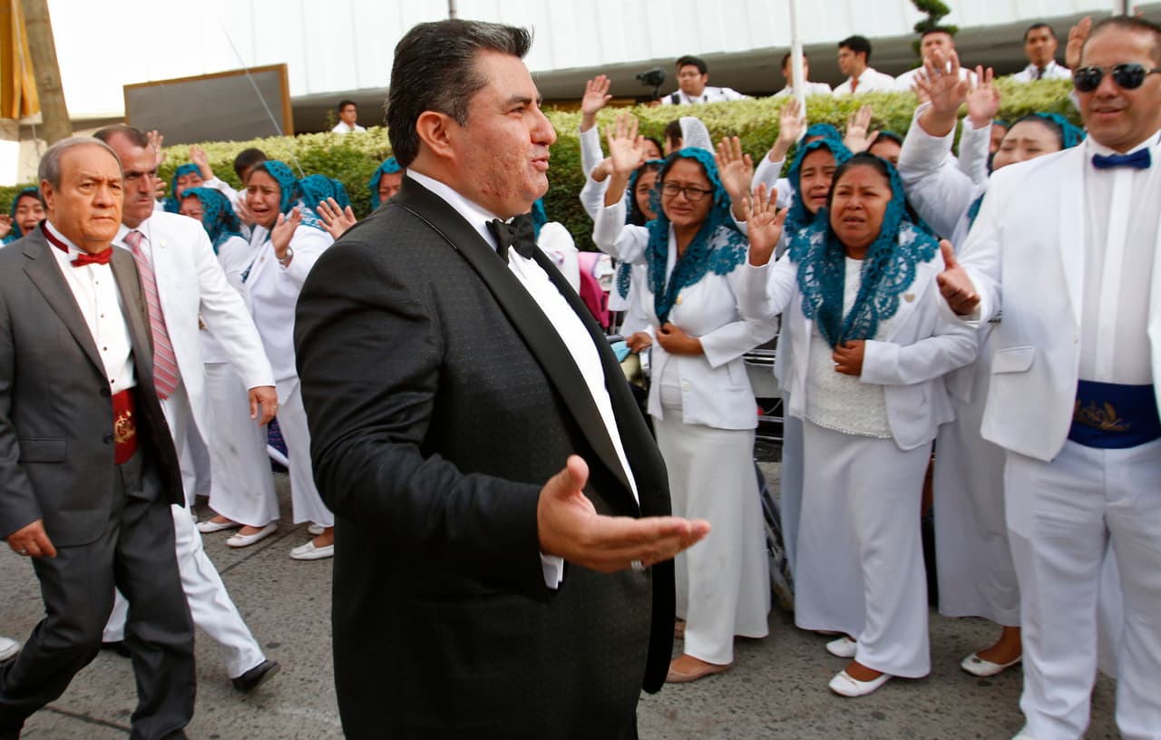 El pastor arrastra 
<b><a href="https://www.univision.com/radio/raul-brindis/trata-de-personas-violacion-y-pornografia-infantil-el-escandalo-que-exploto-contra-lider-de-la-iglesia-de-la-luz-video" target="_blank">26 cargos</a></b> relacionados con la trata de personas, violación, pornografía infantil y abuso sexual.
